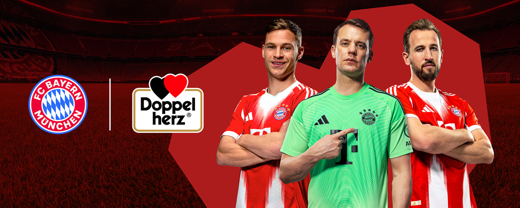 Trois joueurs de football en maillots rouges du Bayern Munich posent ensemble. Le joueur au milieu, en maillot de gardien vert, montre son doigt vers l'avant. En arrière-plan, on aperçoit un stade. Les logos du Bayern Munich et de la marque Doppelt herz sont présents.