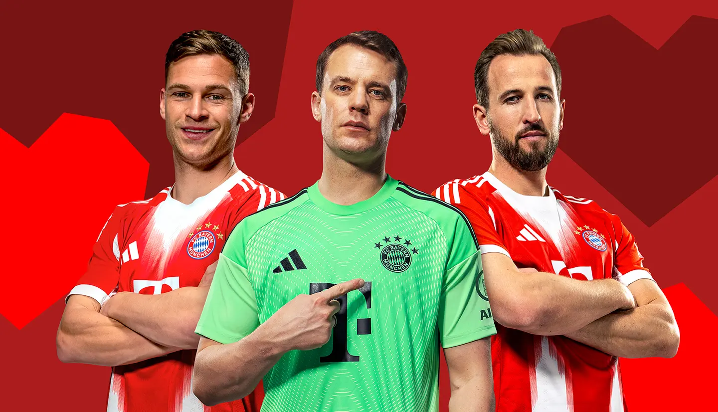 Trois joueurs du Bayern Munich posent ensemble. À gauche, un joueur en maillot rouge sourit, au centre un gardien en maillot vert montre son logo, et à droite un joueur avec une barbe croise les bras. L'arrière-plan est rouge, créant une atmosphère dynamique.