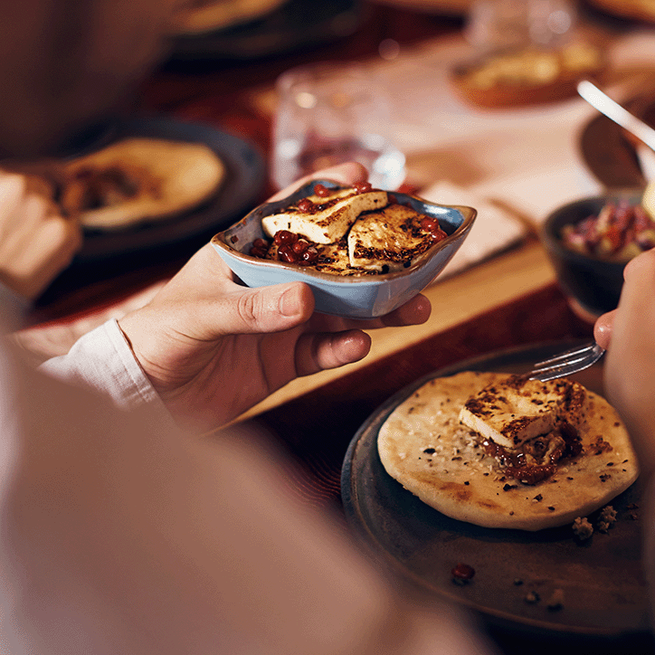 Un individu prend part à un repas avec des proches après avoir jeûné pour le Ramadan.